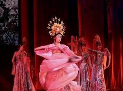 唐歌舞ショーを楽しむ 