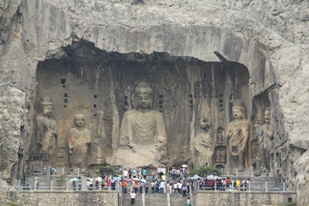 壯大な龍門石窟
